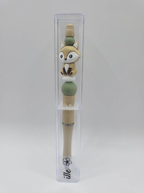 Pen met vosje in matcha-groen, beige en wit.