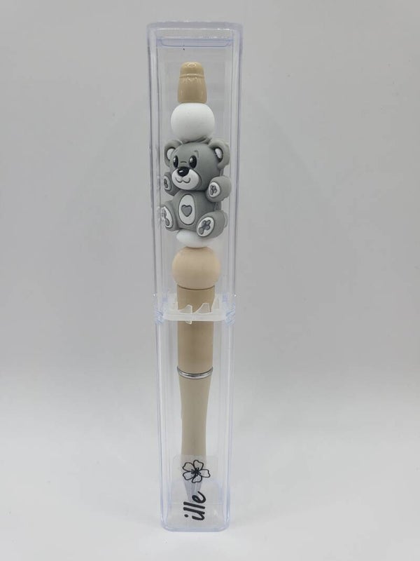 Pen met teddybeertje in lichtgrijs, beige en wit.