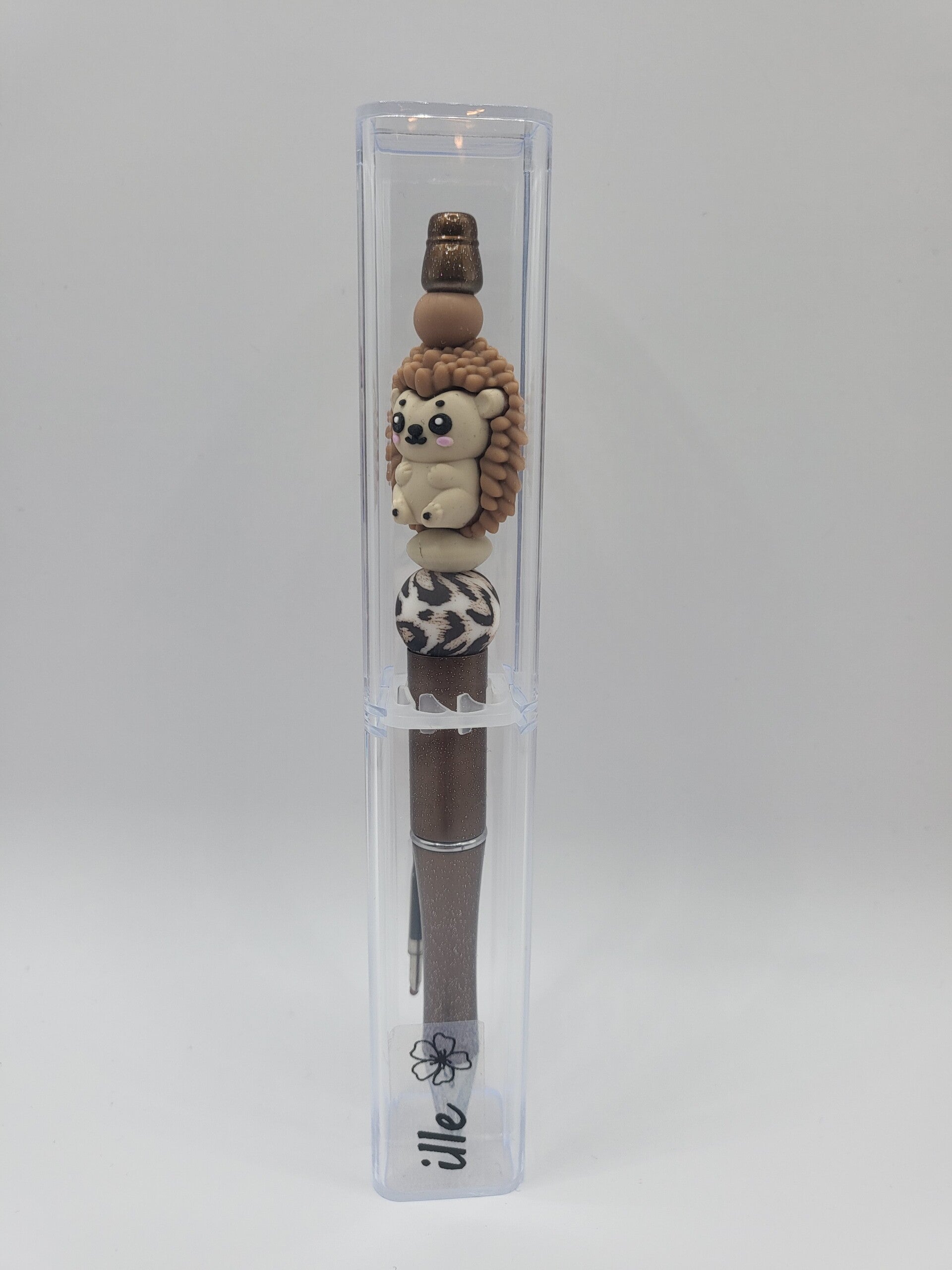 Pen met egeltje in beige en tijgerprint.