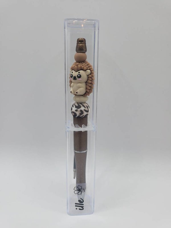 Pen met egeltje in beige en tijgerprint.