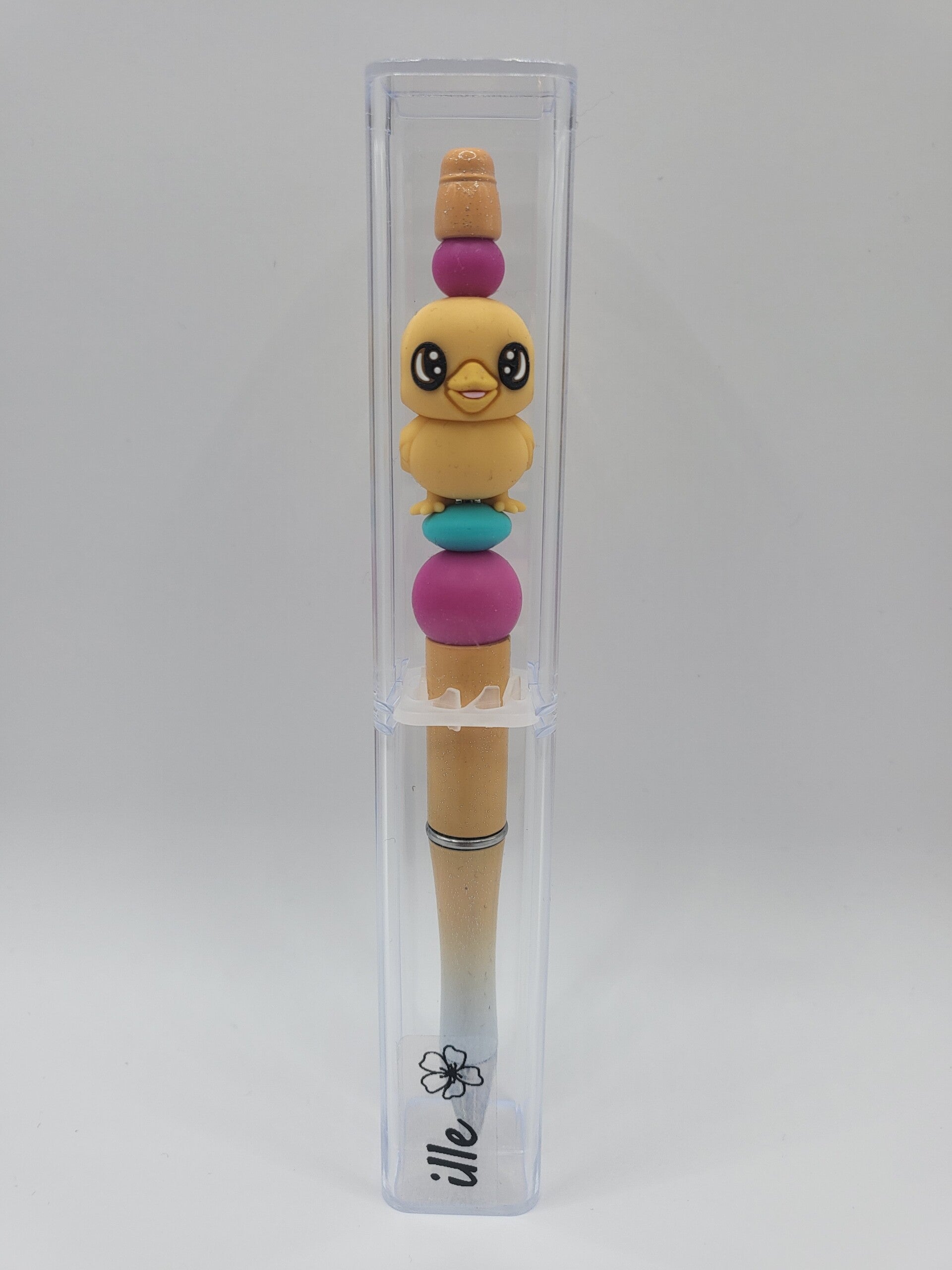 Pen met kuikentje in fuchsia-roze, oranje en turquoise.