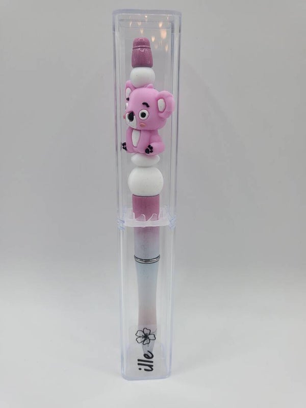 Pen met koala-beertje in fuchsia-roze en wit.
