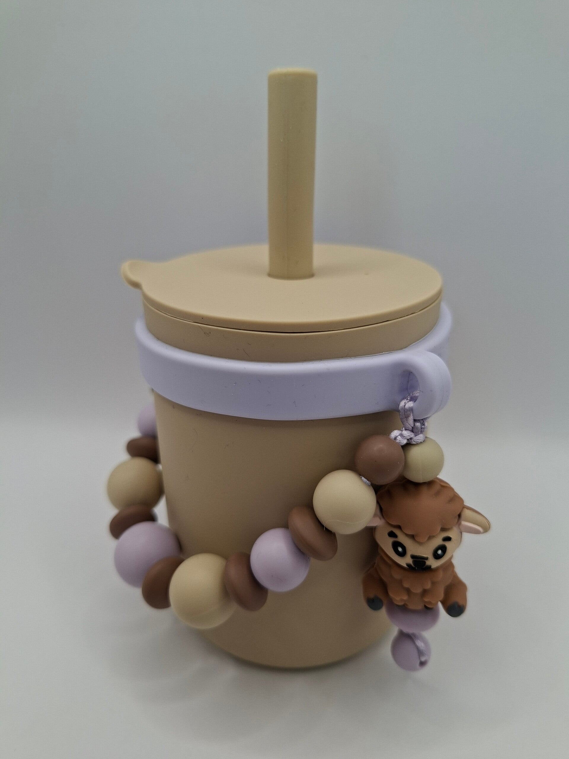 Silicone beker in beige, met lila afneembare silicone sier-ring.