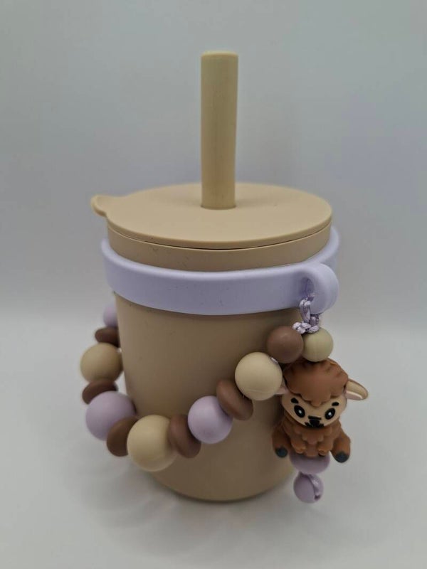 Silicone beker in beige, met lila afneembare silicone sier-ring.