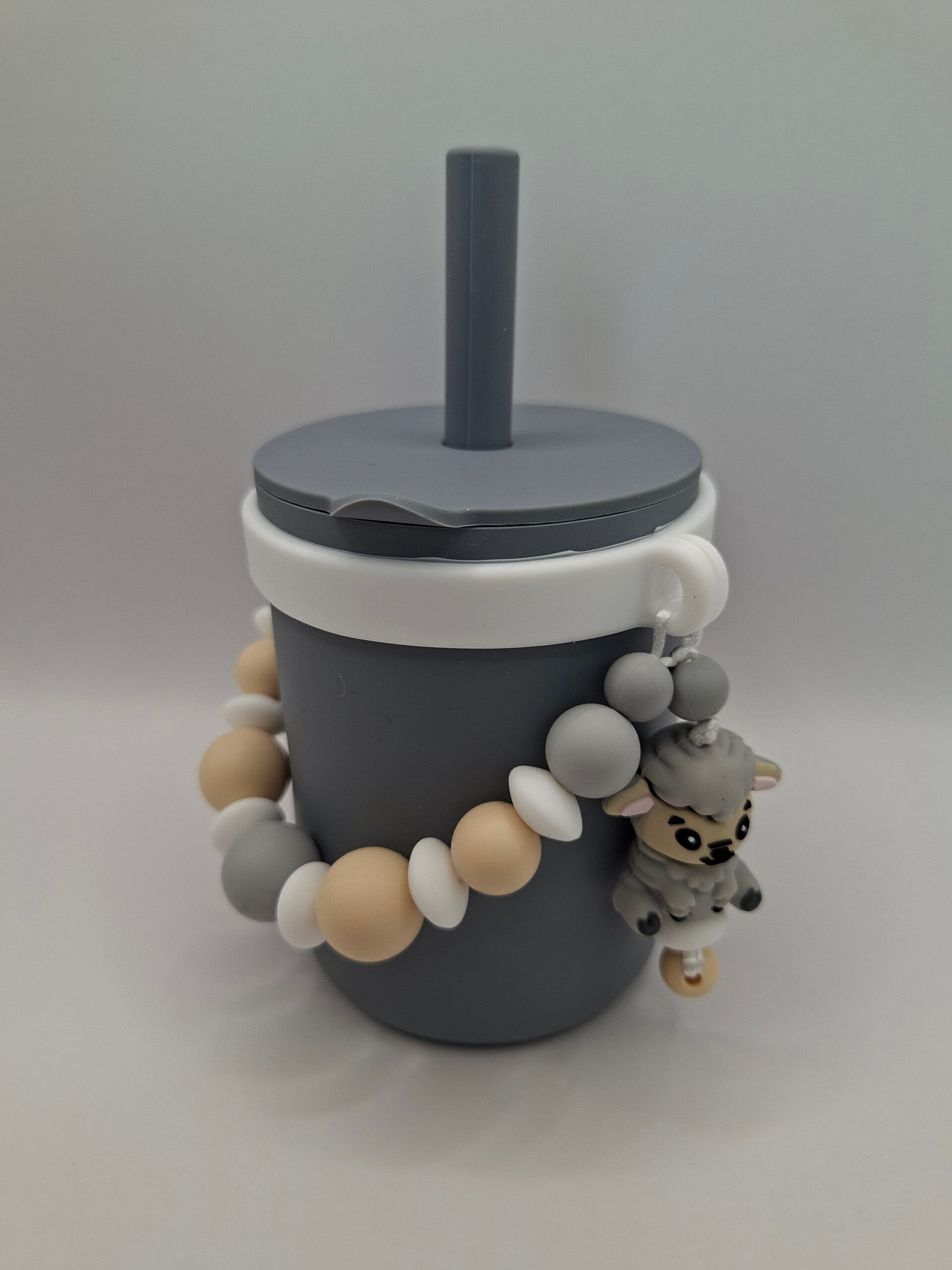 Silicone beker in muis-grijs, met witte afneembare silicone sier-ring.