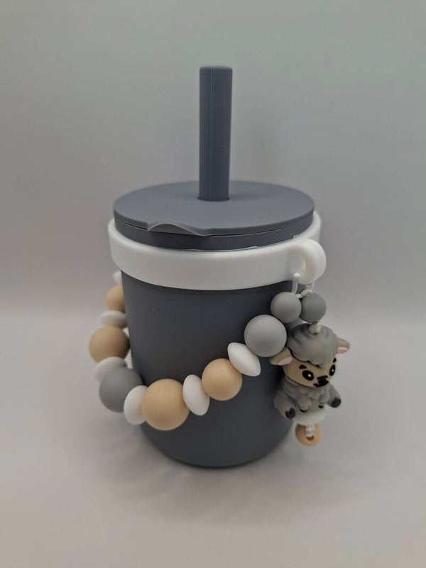 Silicone beker in muis-grijs, met witte afneembare silicone sier-ring.