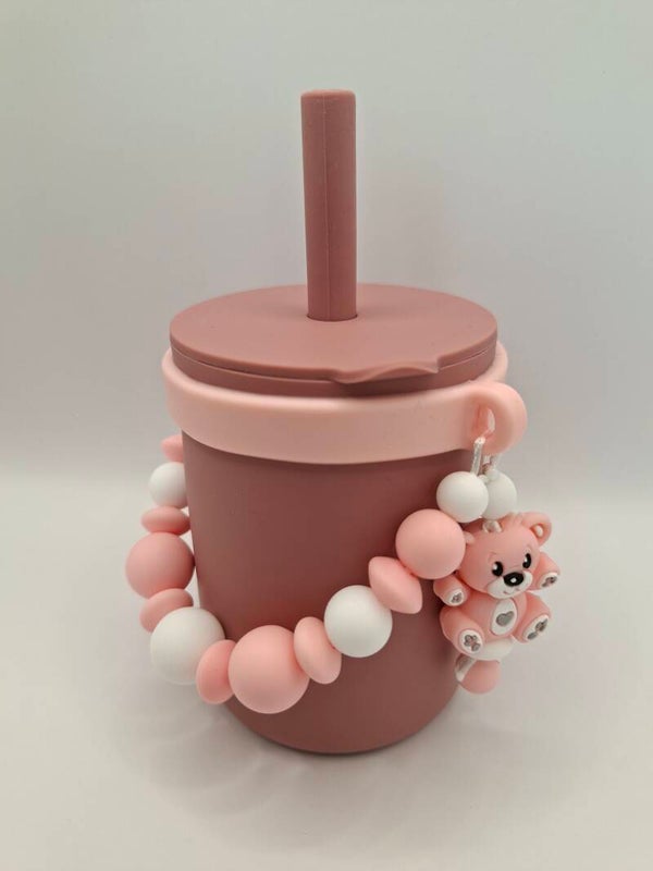 silicone beker in donker-oudroze, met licht-roze afneembare silicone sier-ring.