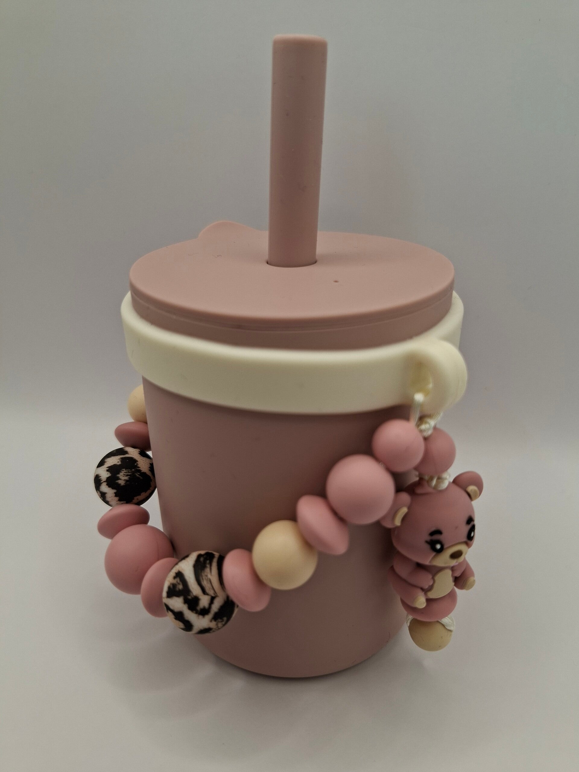 Silicone beker in oud-roze, met room-witte afneembare silicone sier-ring.