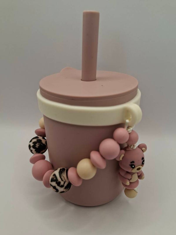 Silicone beker in oud-roze, met room-witte afneembare silicone sier-ring.