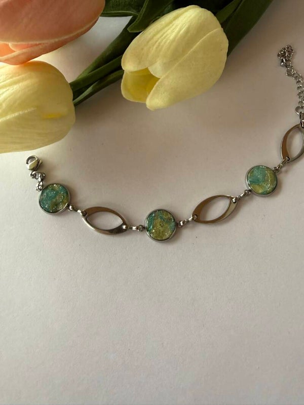 Armband; silberfarben; hellblau-gelb
