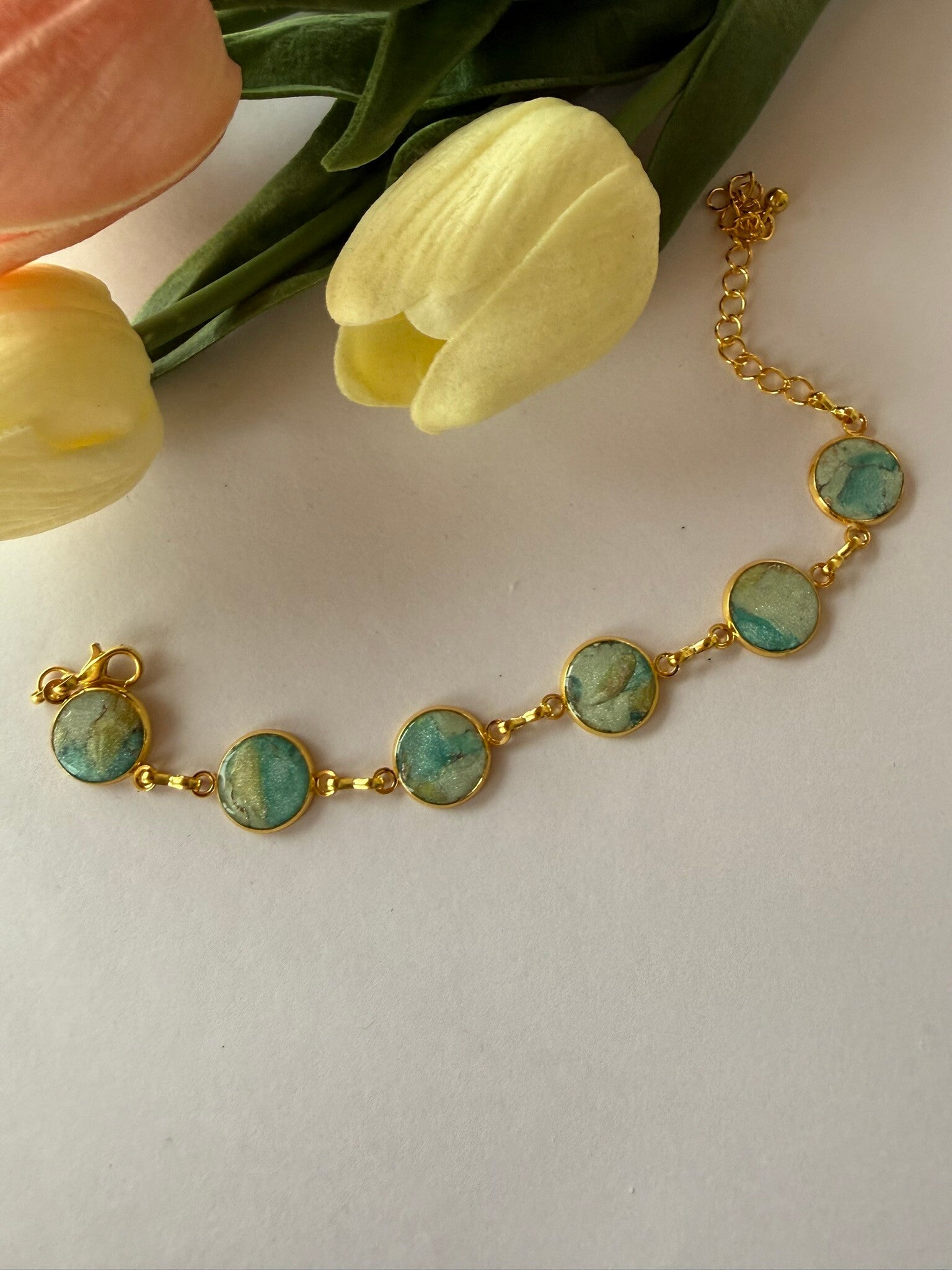 Armband; goldfarben; perlmuttfarben-gelb-blau