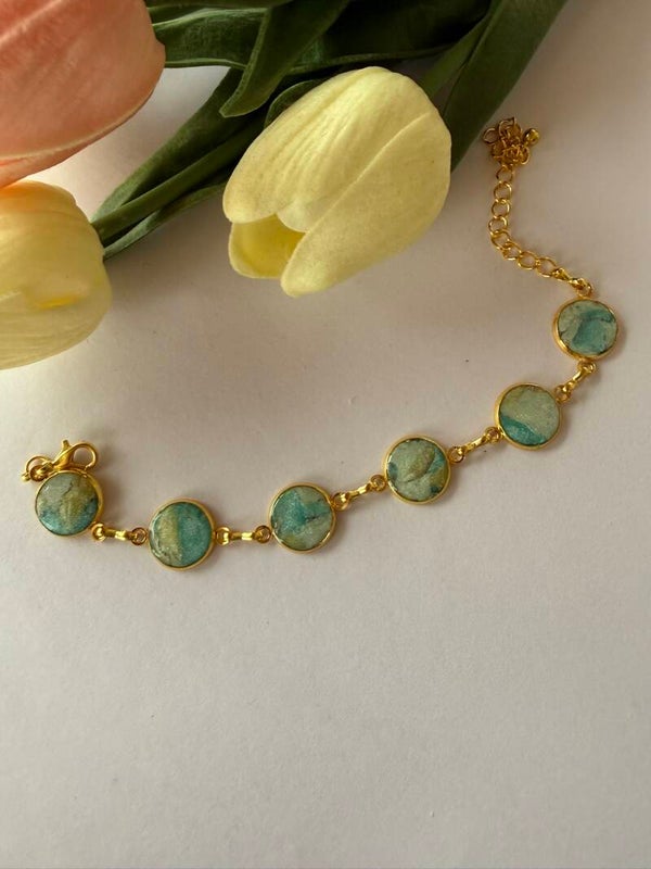 Armband; goldfarben; perlmuttfarben-gelb-blau