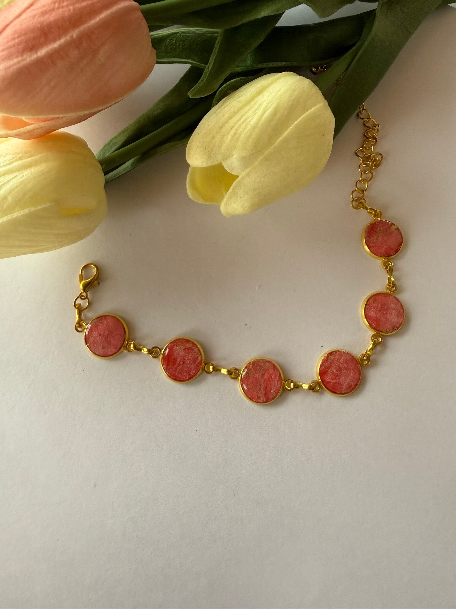 Armband; goldfarben; rot-rosa