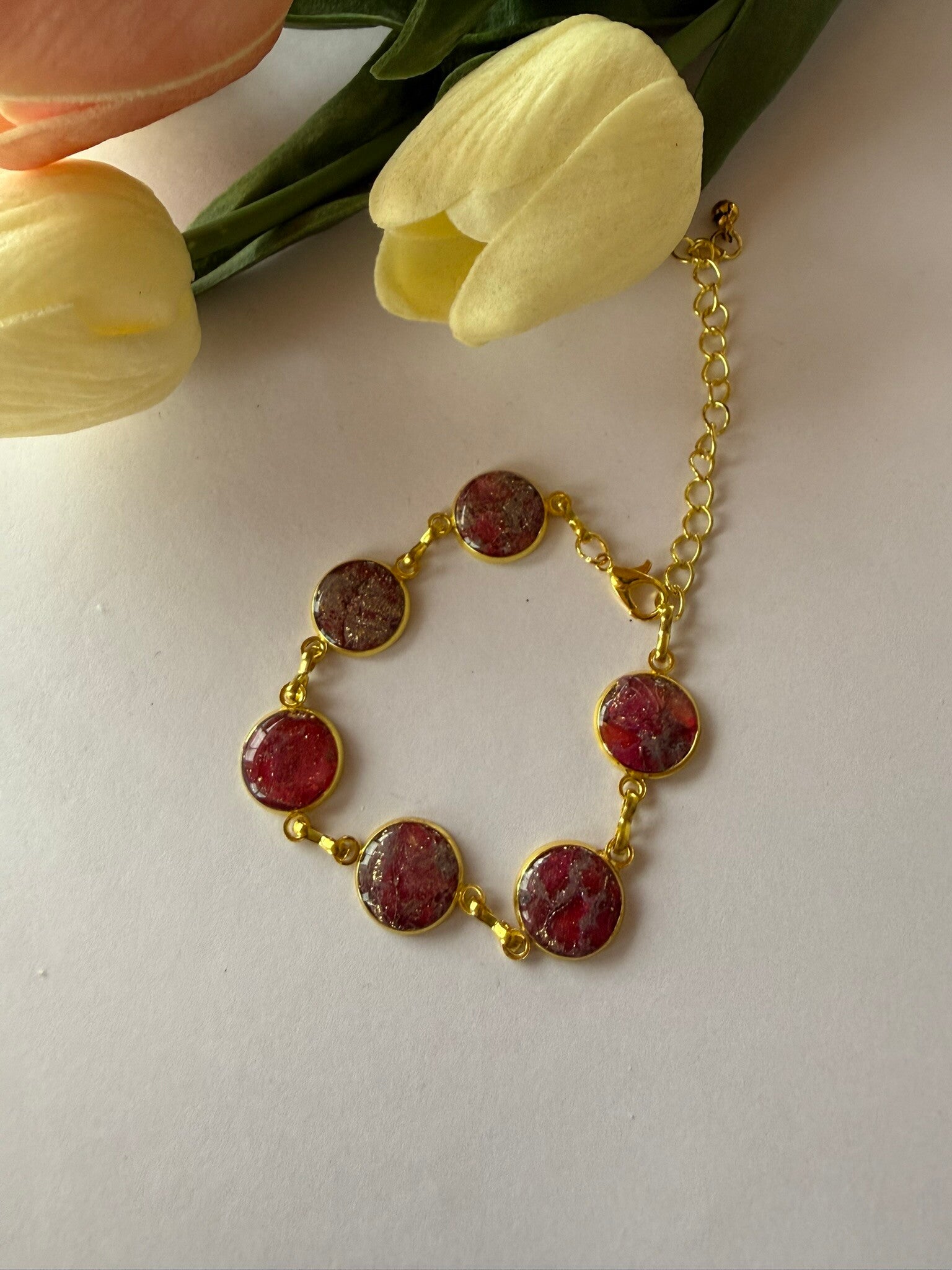 Armband; goldfarben; Rottöne