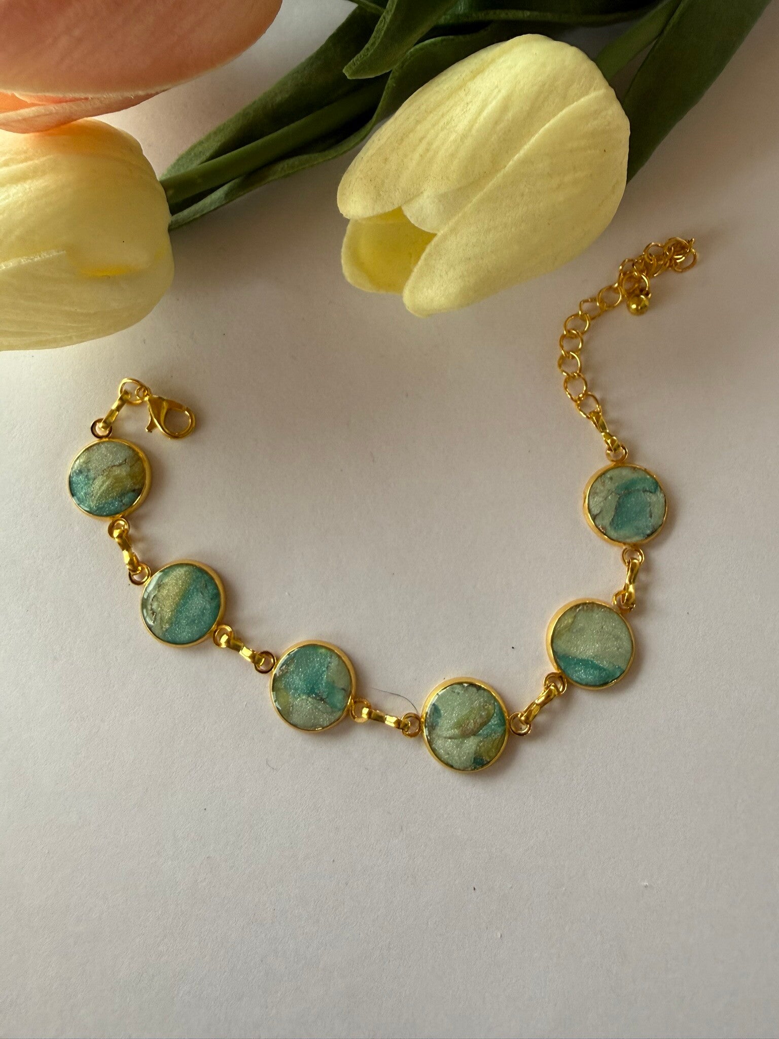 Armband; goldfarben; blau-gelb