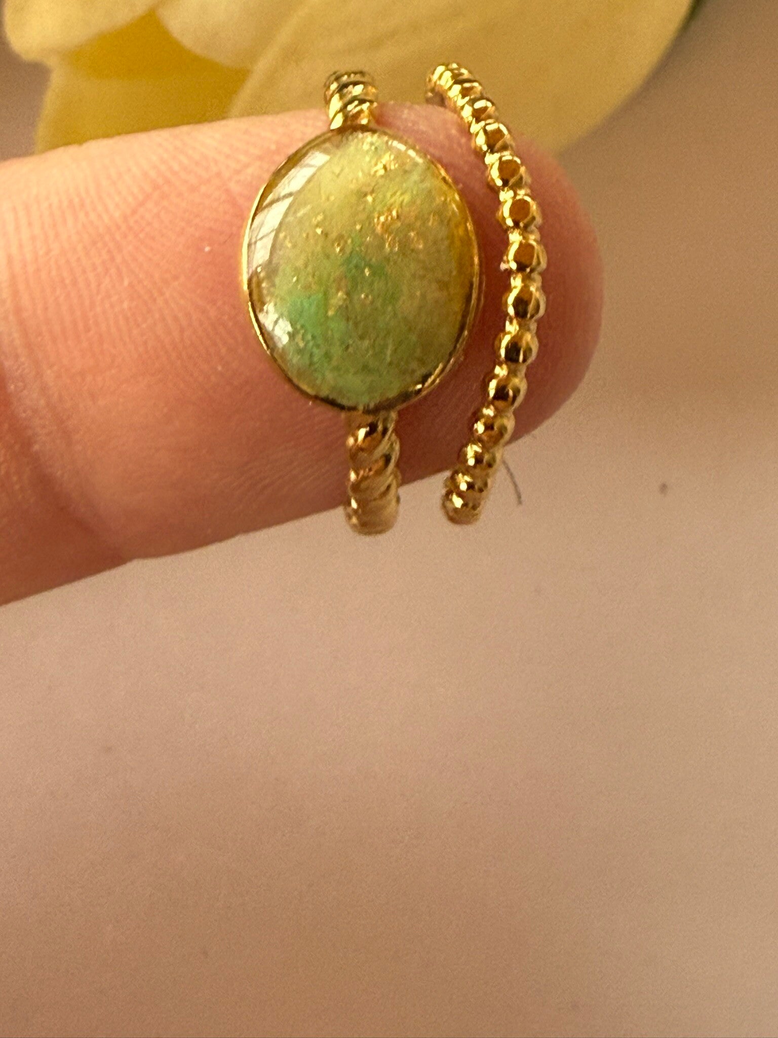 Ring rund goldfarben; Grüntöne