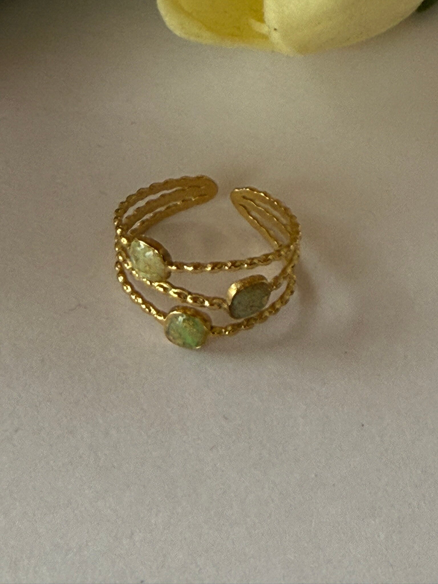 Ring rund goldfarben; Grüntöne