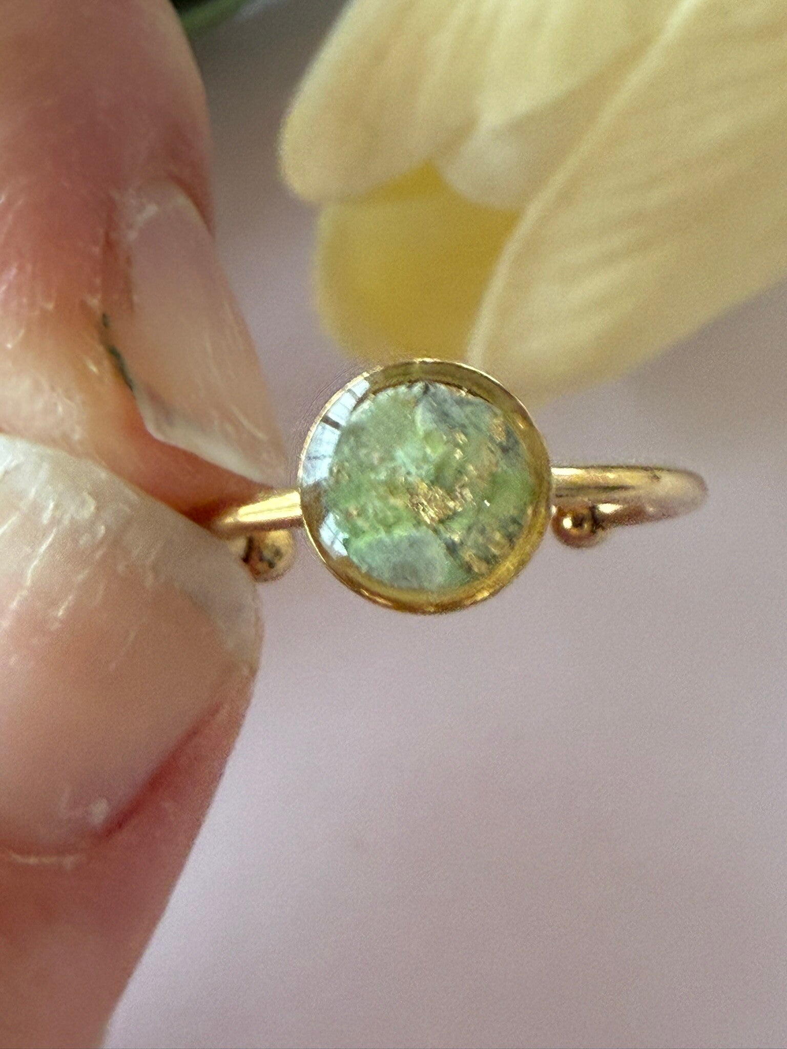 Ring rund goldfarben; Grüntöne