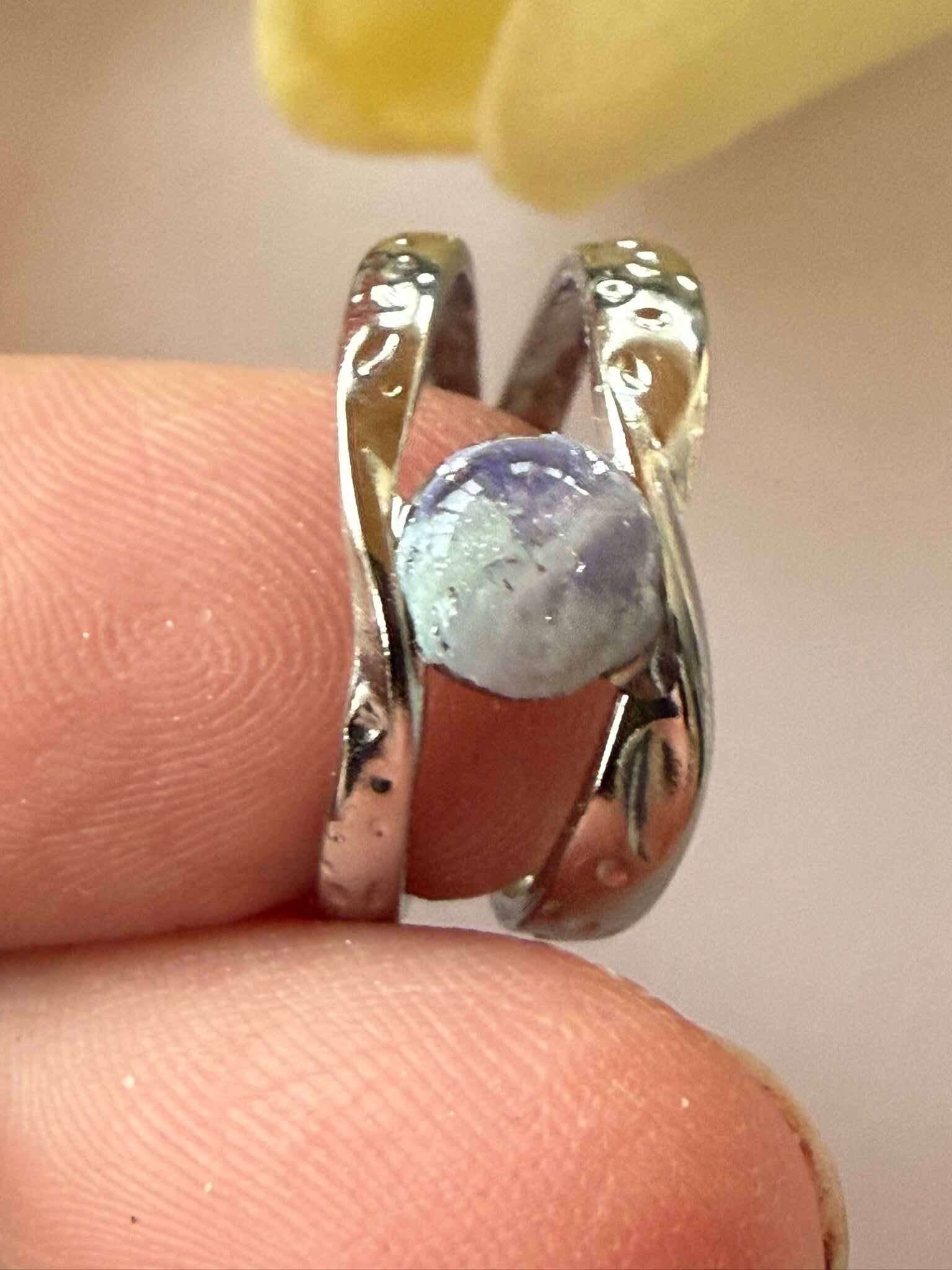 Ring rund silberfarben; blau-lila Pastelltöne