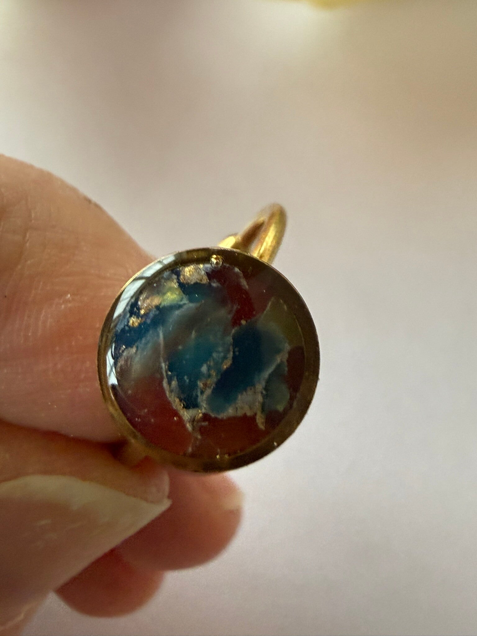 Ring rund goldfarben; blau-braun