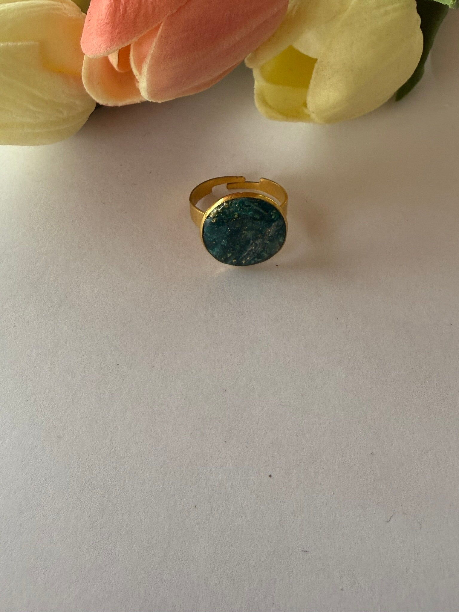Ring rund goldfarben; Grüntöne