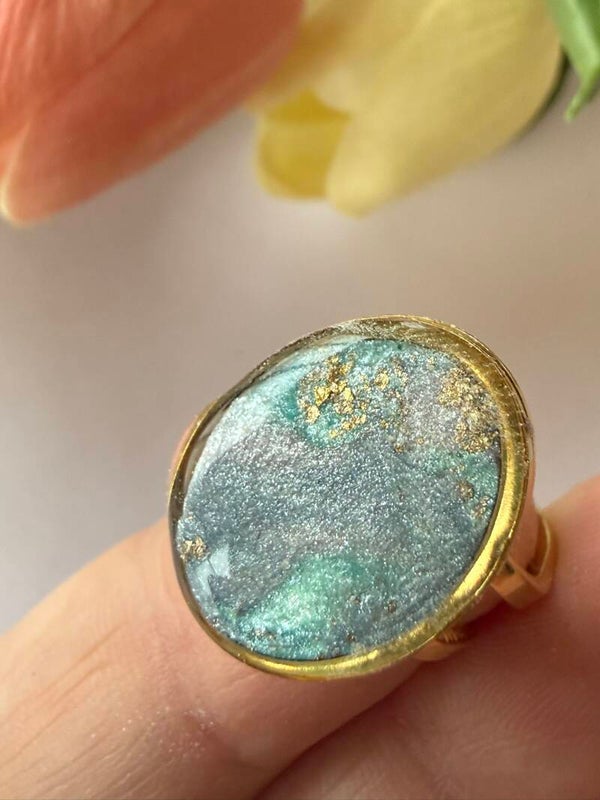 Ring rund goldfarben; blau-lila Pastelltöne