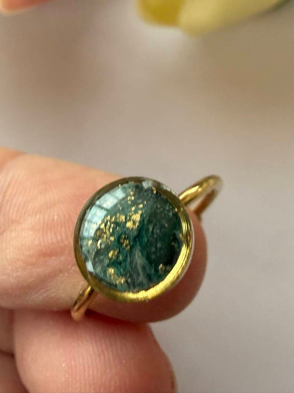 Ring rund goldfarben; grün