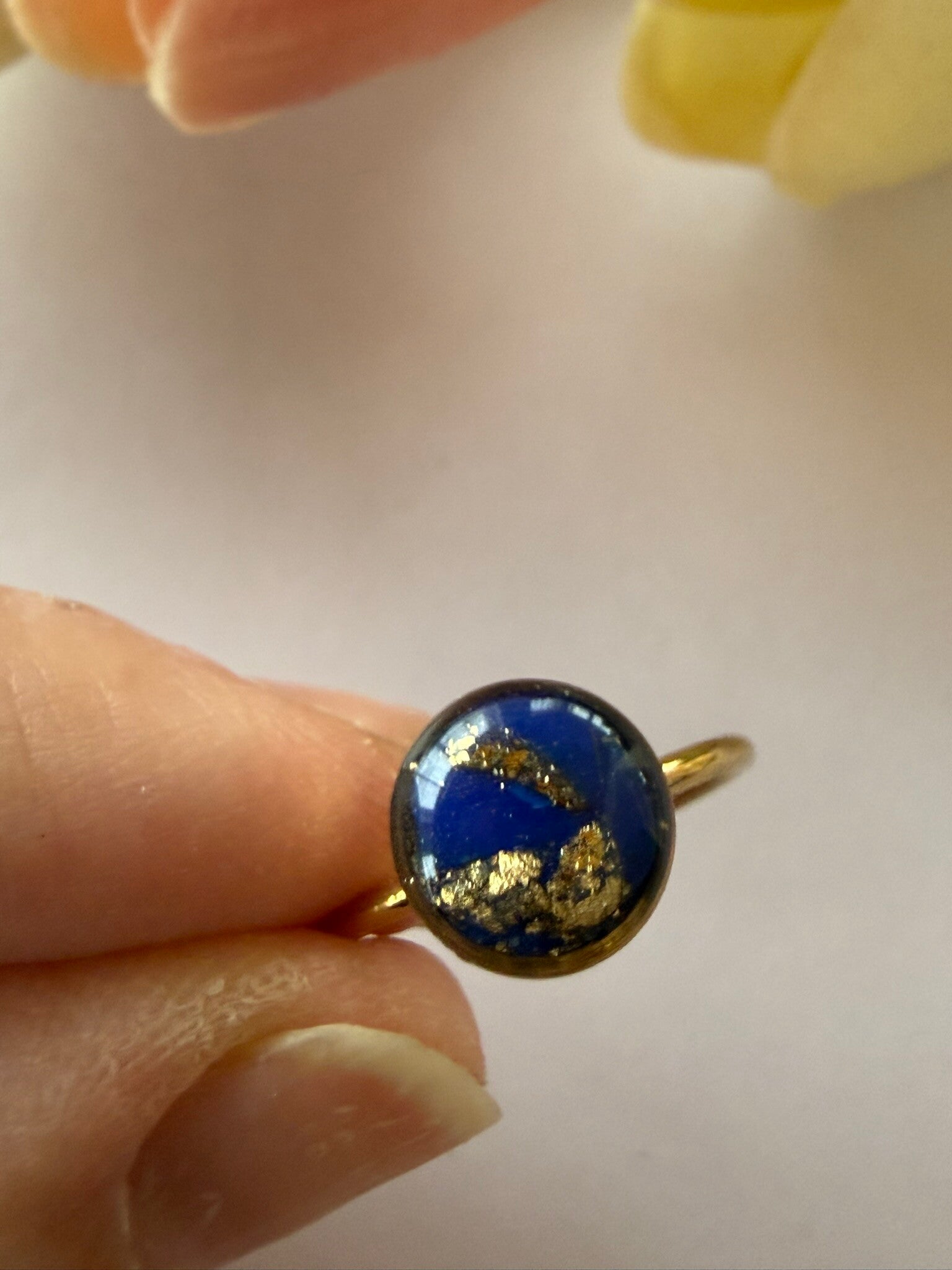 Ring rund goldfarben; dunkelblau