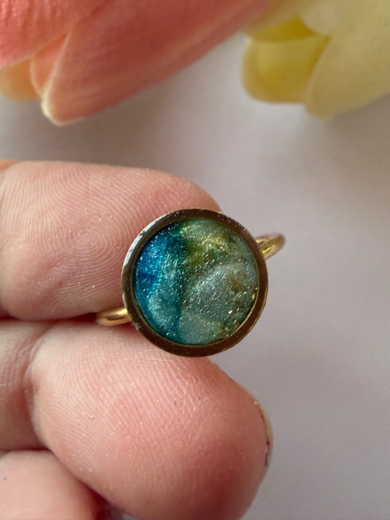 Ring rund goldfarben; blau-grün