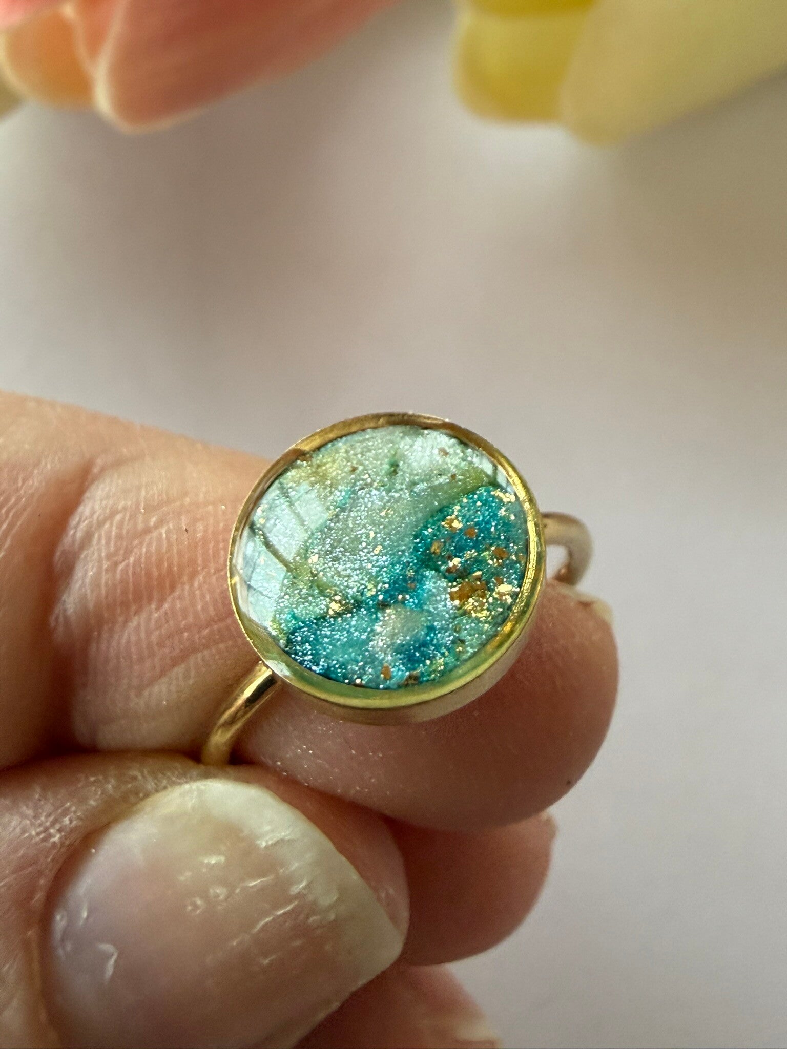 Ring rund goldfarben; blau-grün