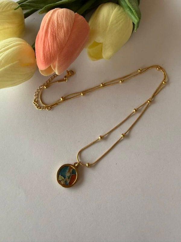 Kette goldfarben; blau-braun