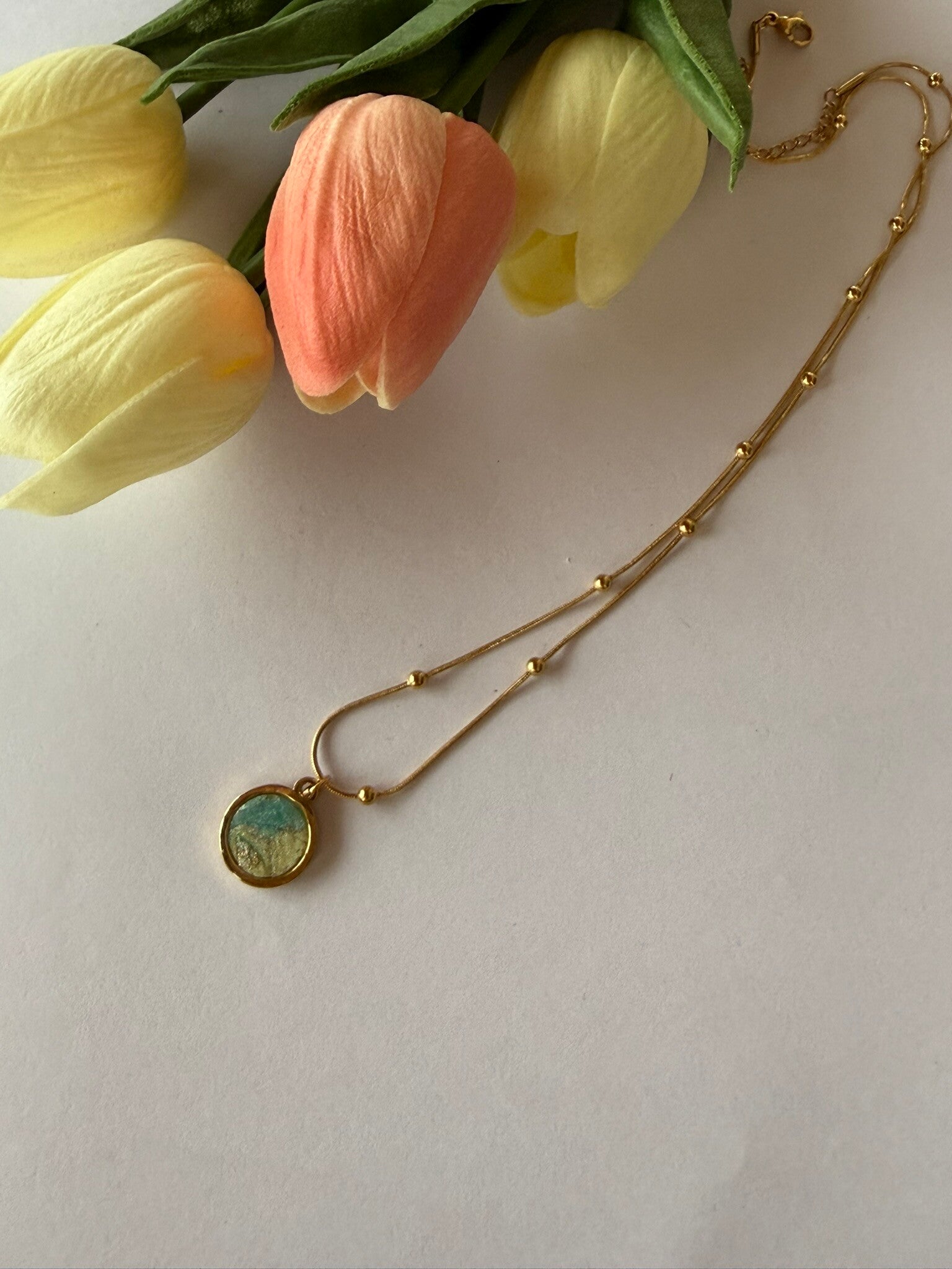 Kette goldfarben; blau-gelb