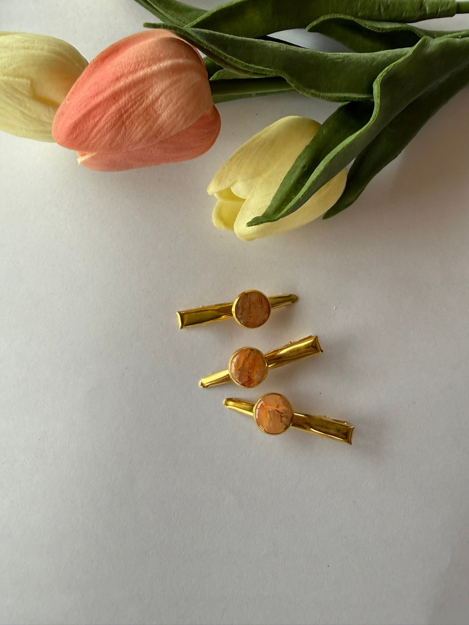 Haarschmuck: goldfarben; Apricottöne