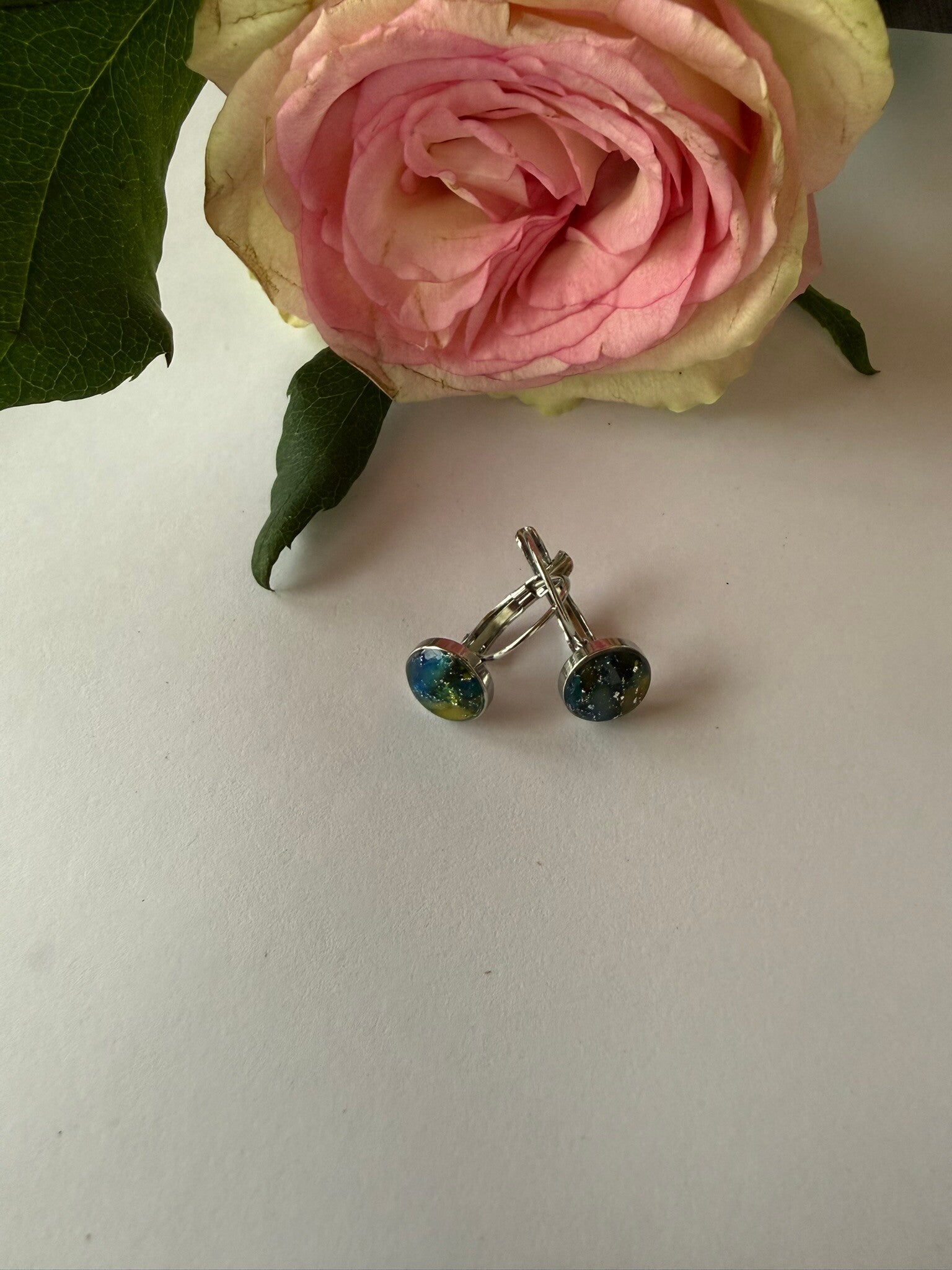 Klappverschluss Hängeohrringe 8mm; silberfarben; blau-gelb