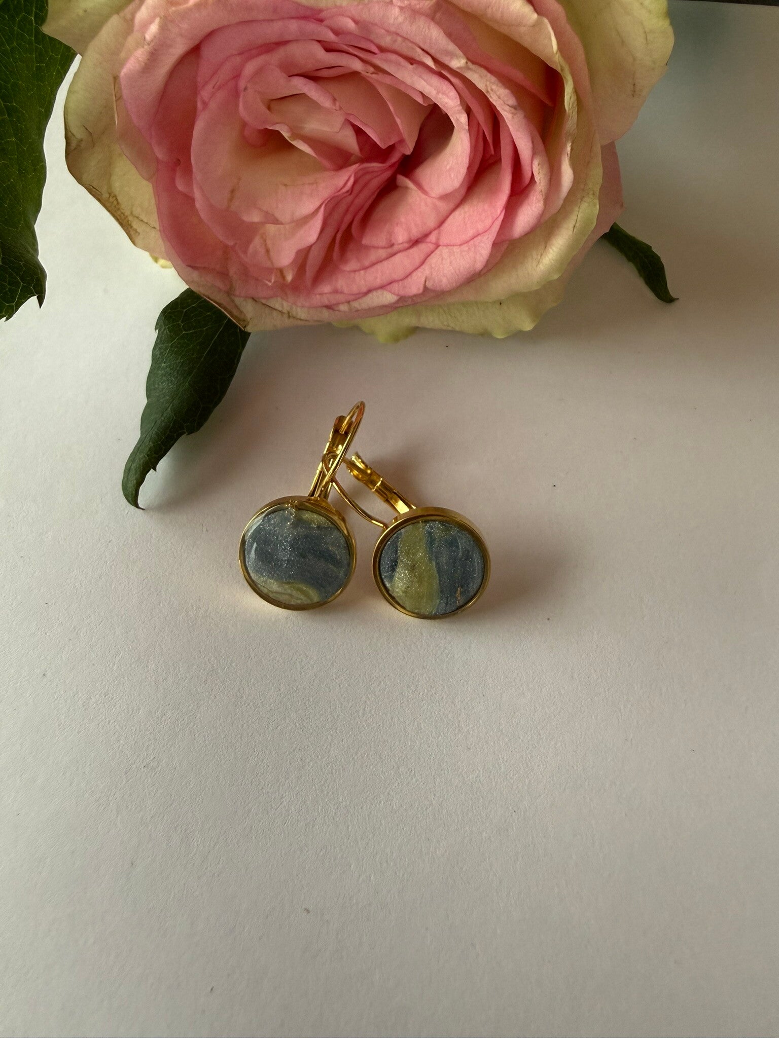 Klappverschluss Hängeohrringe 12mm; goldfarben; blau-gelb Pastelltöne