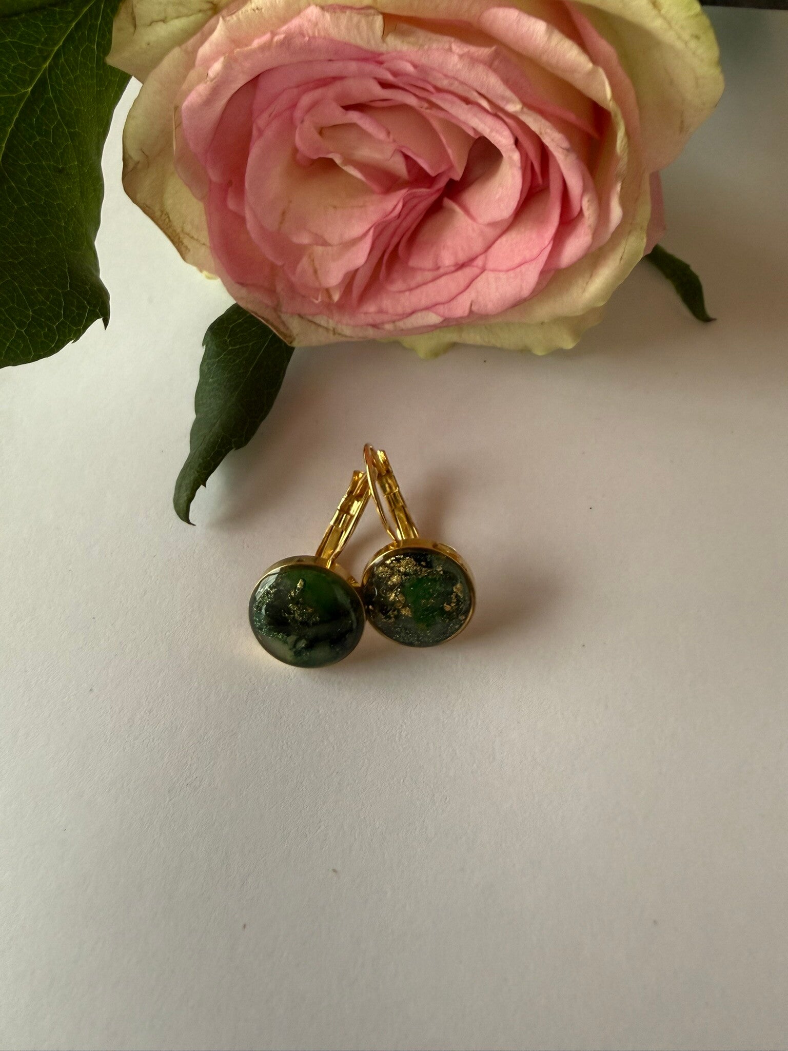 Klappverschluss Hängeohrringe 10mm; goldfarben; grün
