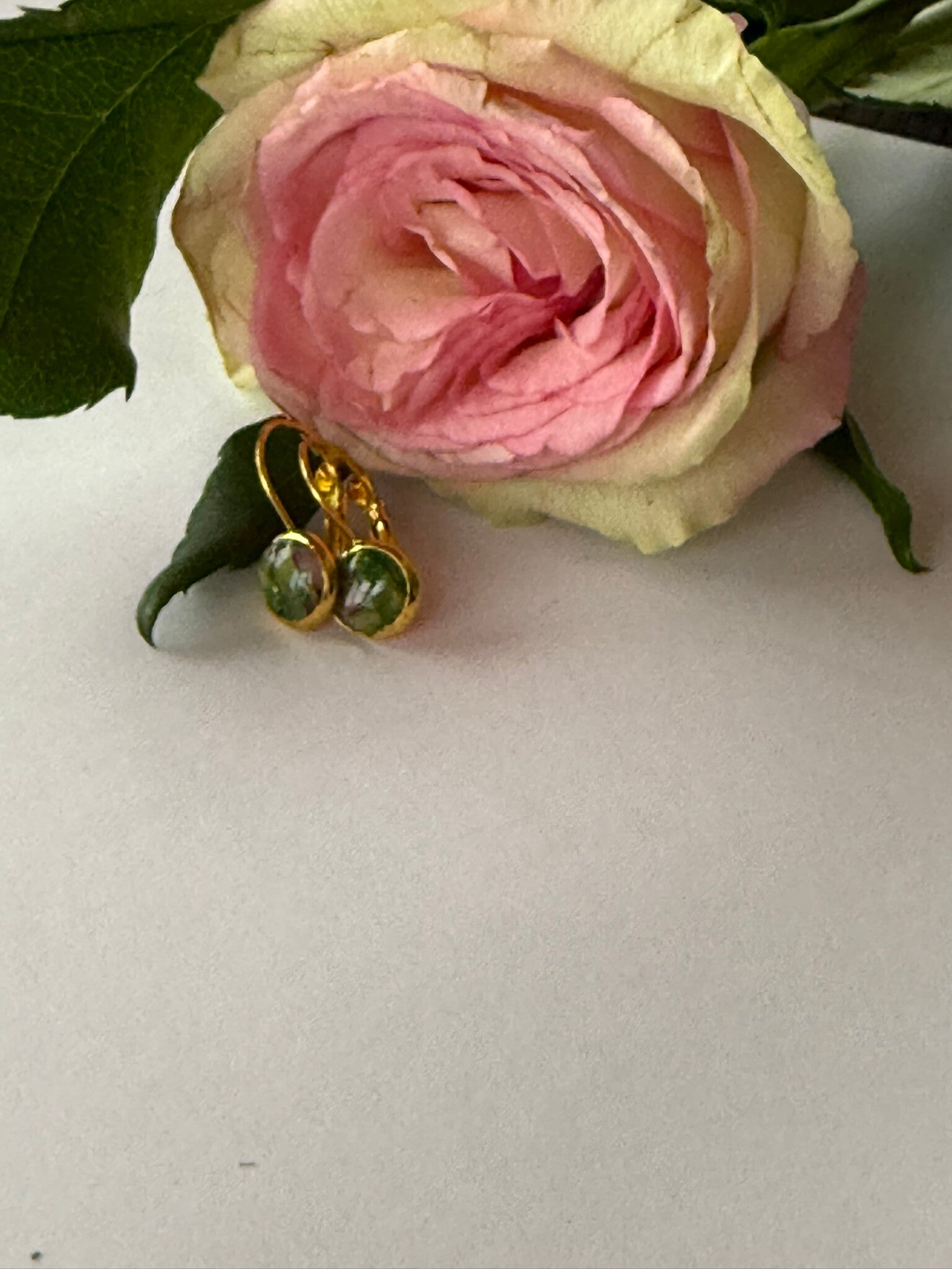 Klappverschluss Hängeohrringe 10mm; goldfarben; grün-lila