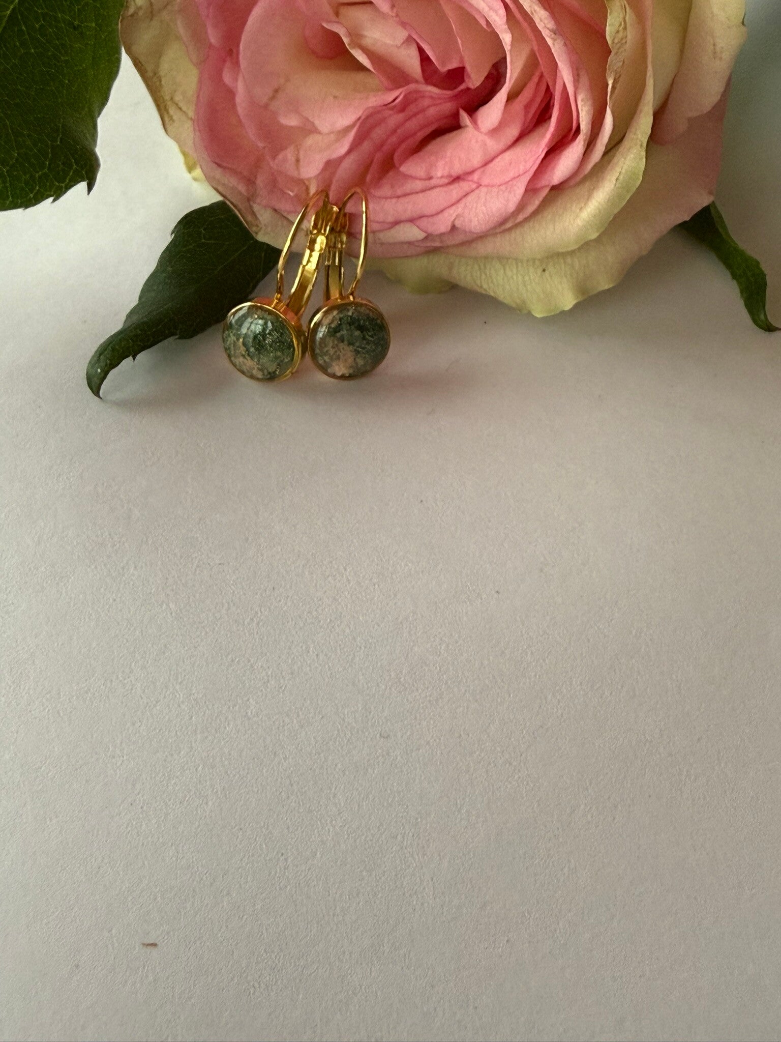 Klappverschluss Hängeohrringe 8mm; goldfarben; grün-rosa