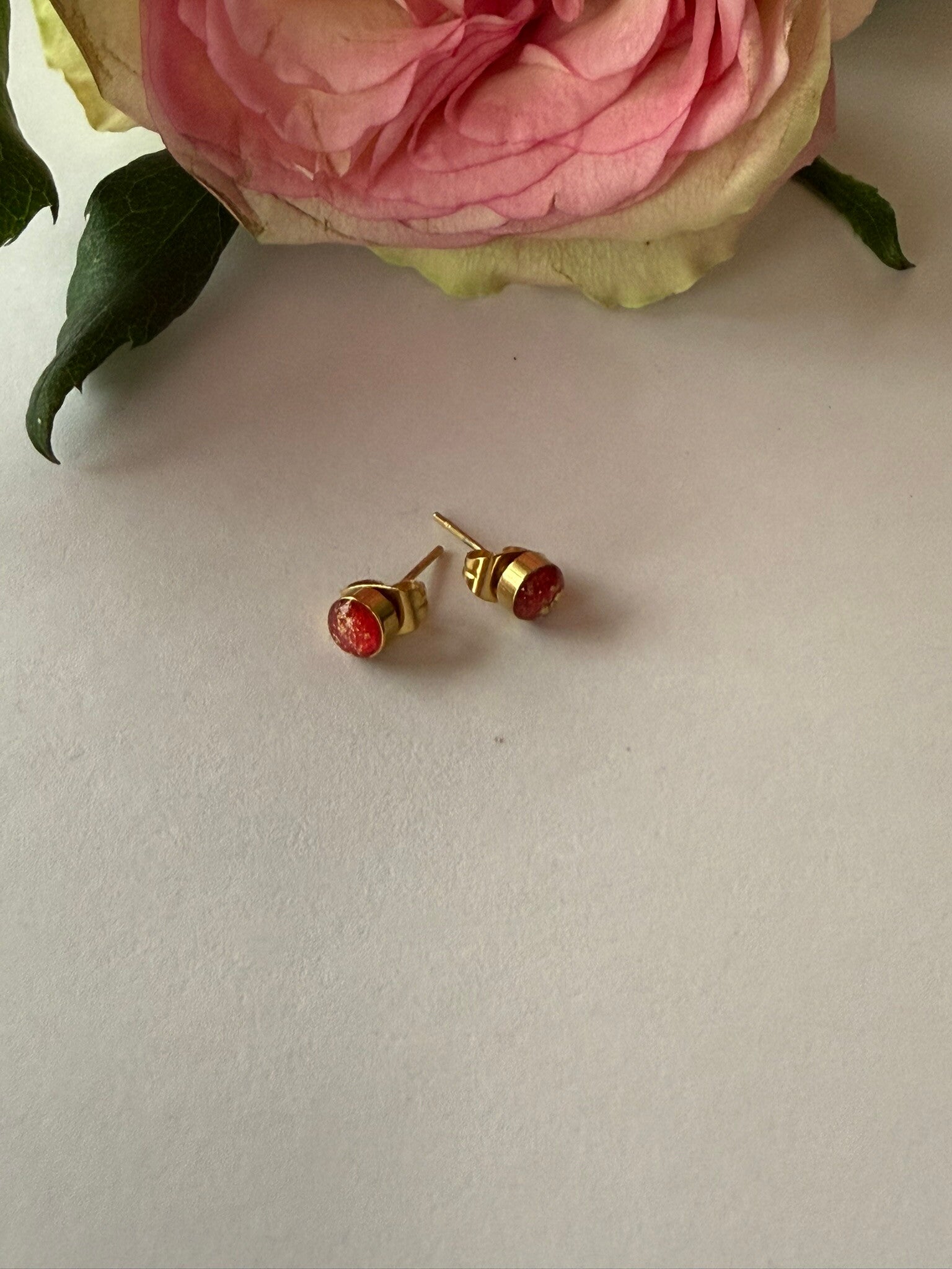 Stecker rund 04mm; goldfarben; Rottöne