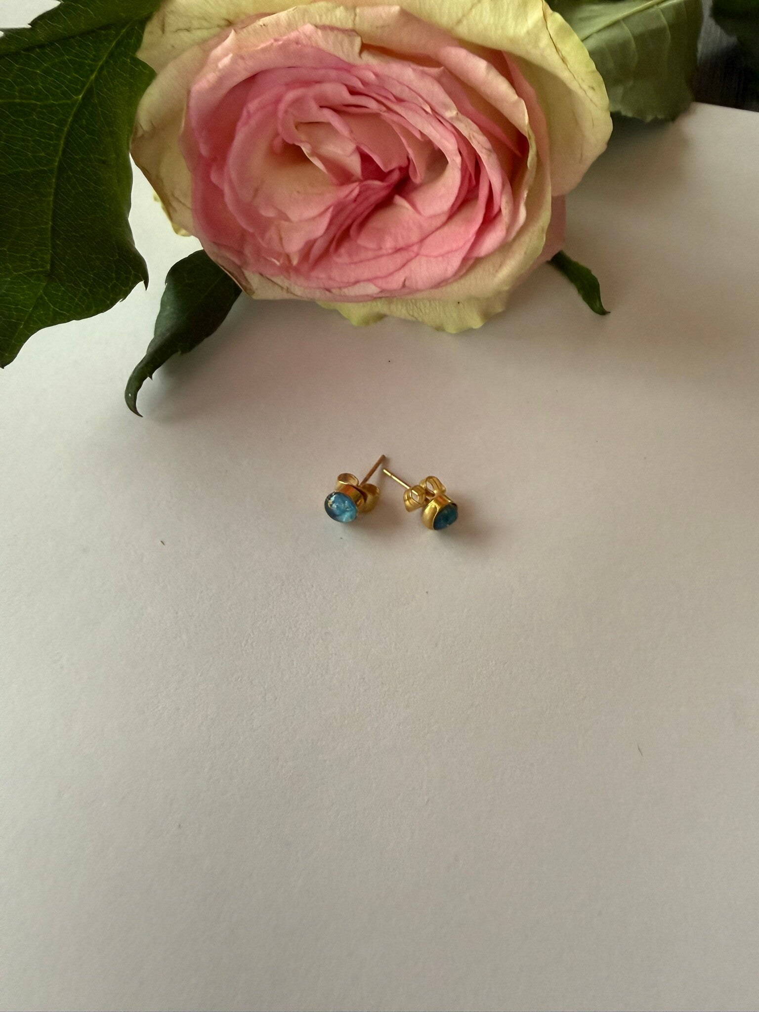 Stecker rund 04mm; goldfarben; blau