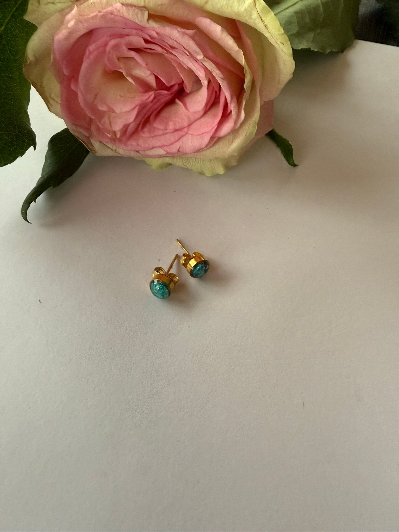 Stecker rund 04mm; goldfarben; türkis