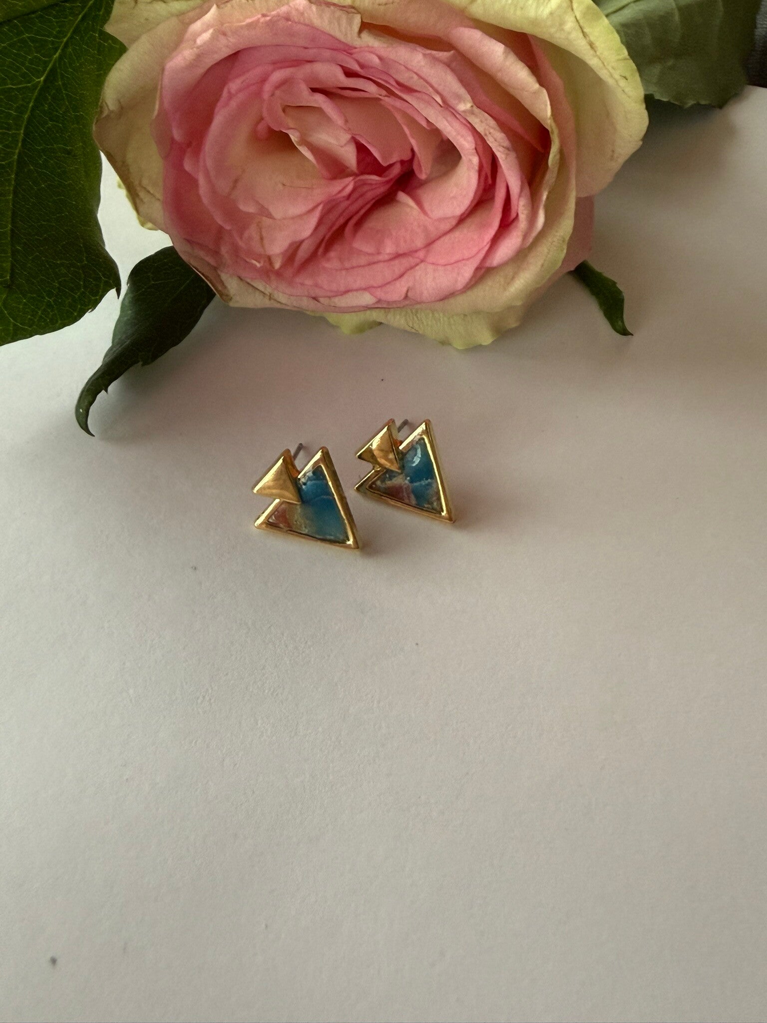 Stecker dreieckig; goldfarben; blau-braun