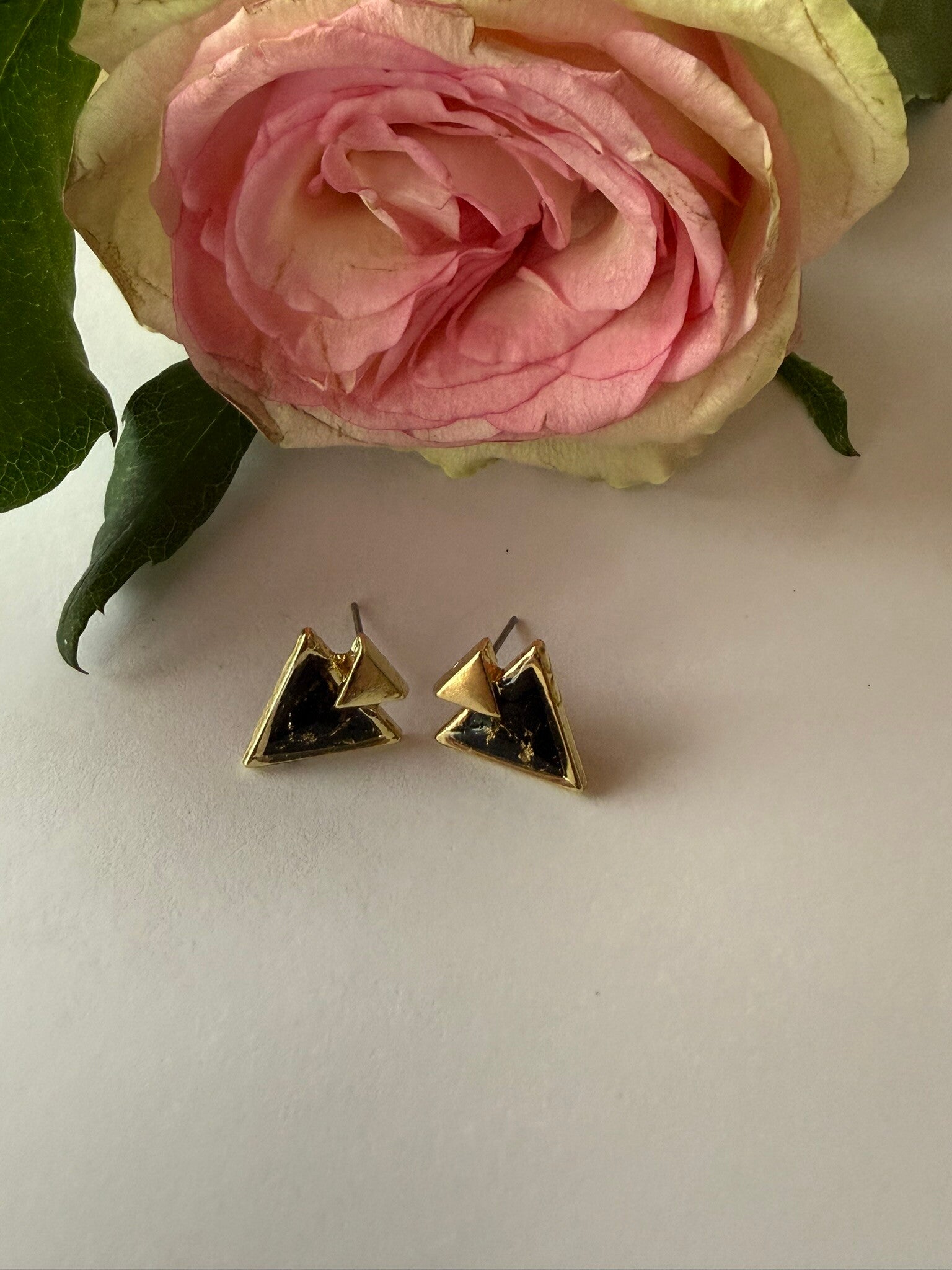 Stecker dreieckig; goldfarben; schwarz