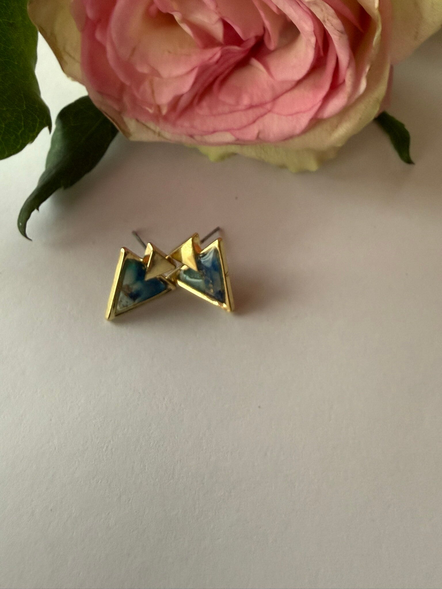 Stecker dreieckig; goldfarben; blau-türkis