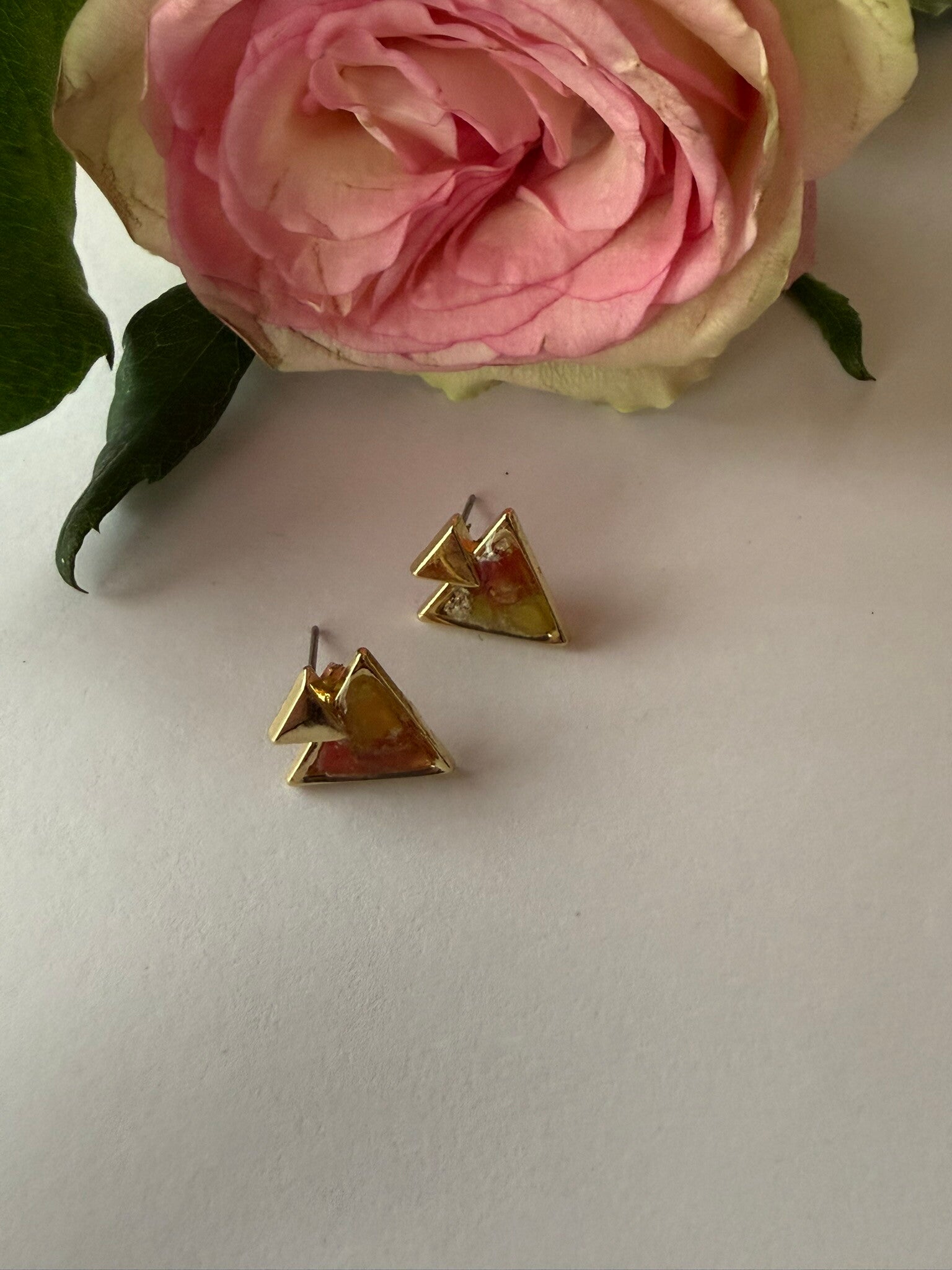 Stecker dreieckig; goldfarben; pink-gelb