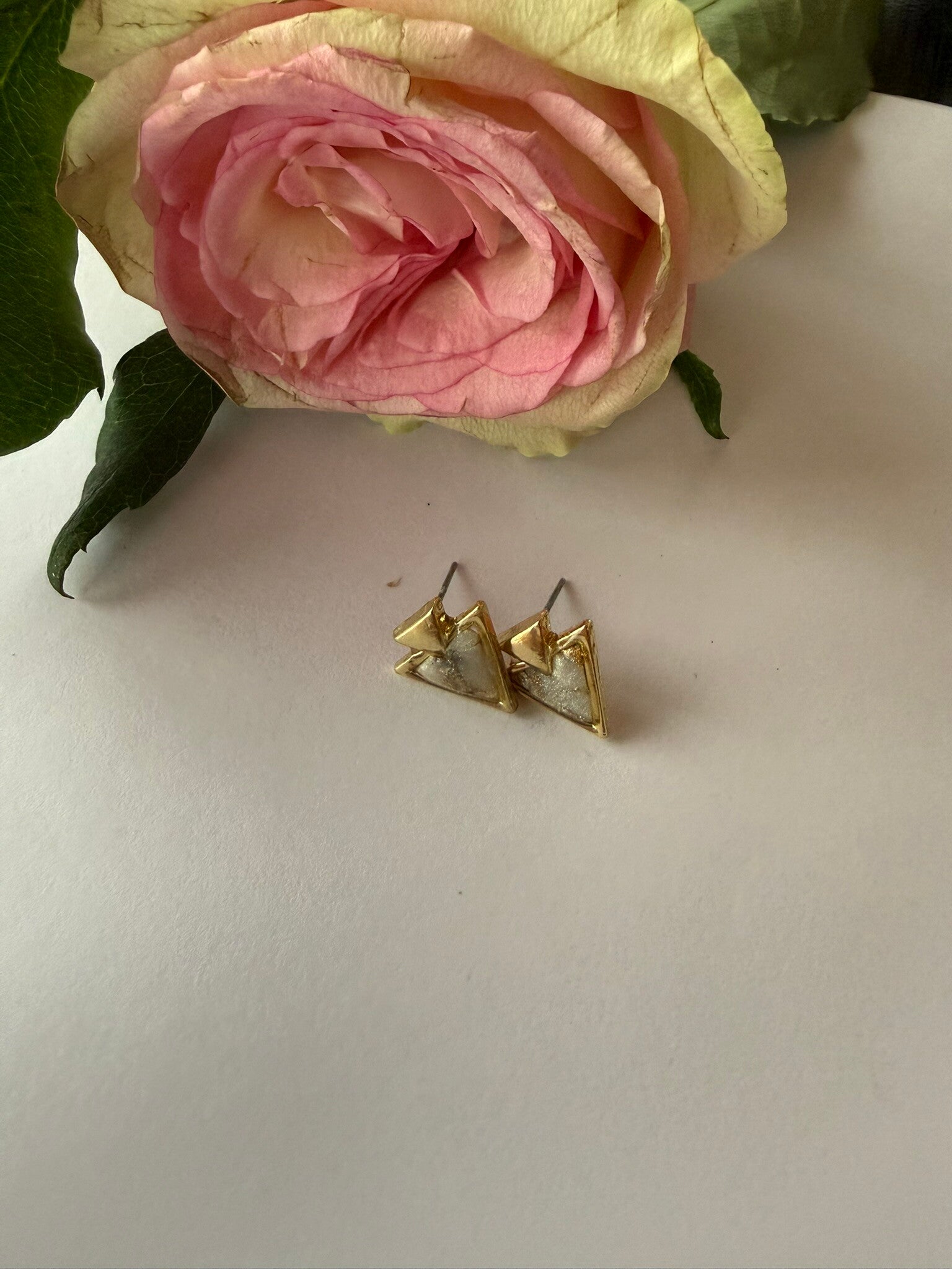 Stecker dreieckig; goldfarben; creme