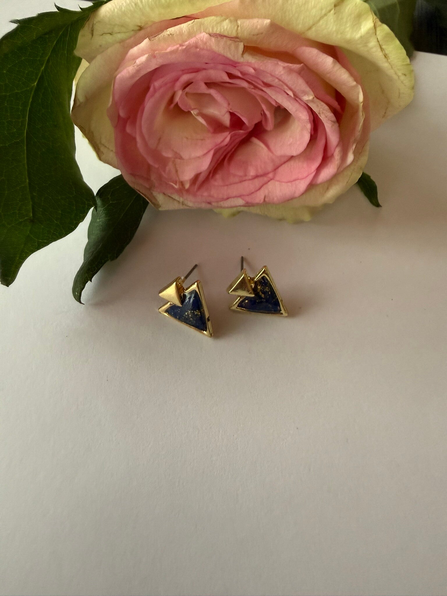 Stecker dreieckig; goldfarben; dunkelblau