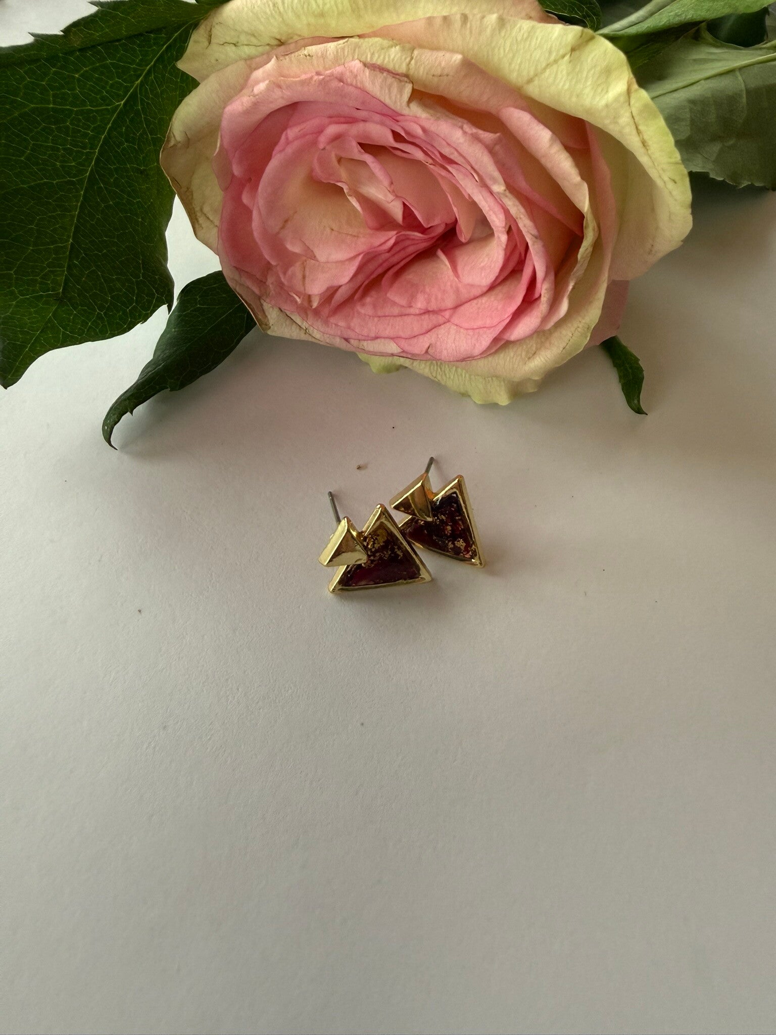 Stecker dreieckig; goldfarben; Rottöne