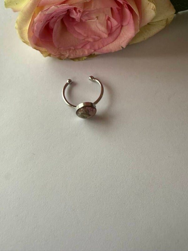 Ring rund; silberfarben; grün-pink