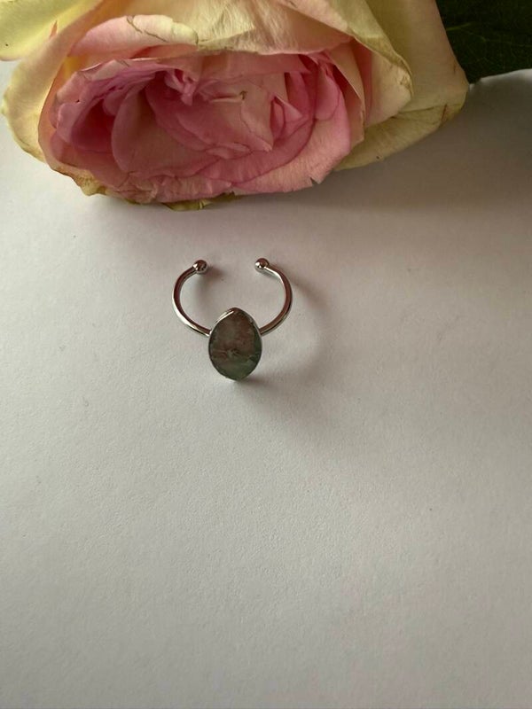 Ring; silberfarben; grün-pink